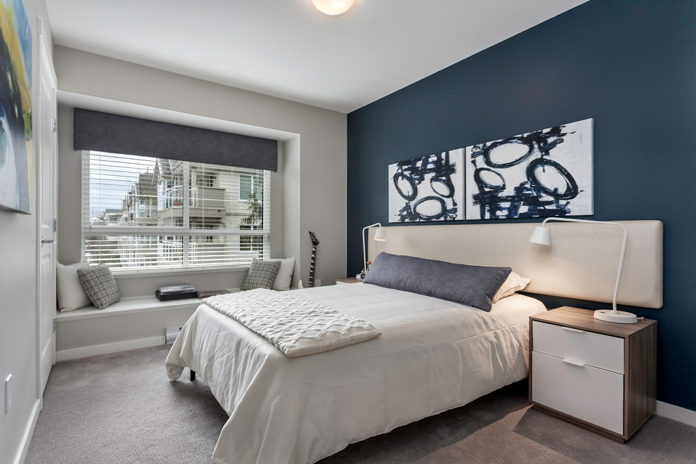 Modelo de habitación de invitados contemporánea pequeña sin chimenea con paredes azules y moqueta