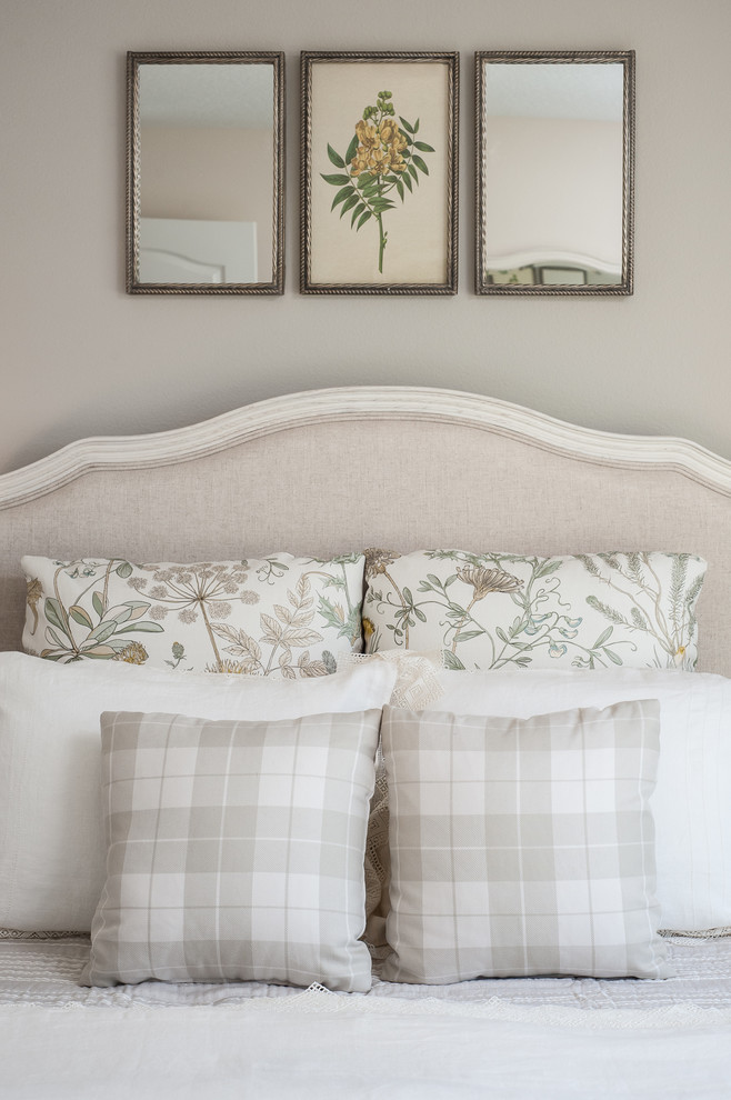 На фото: гостевая спальня среднего размера, (комната для гостей) в стиле шебби-шик с серыми стенами и ковровым покрытием с