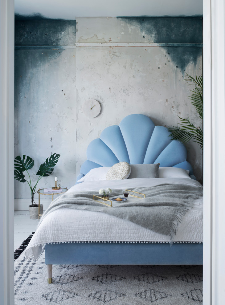 Идея дизайна: большая хозяйская спальня в стиле фьюжн с разноцветными стенами, деревянным полом и белым полом