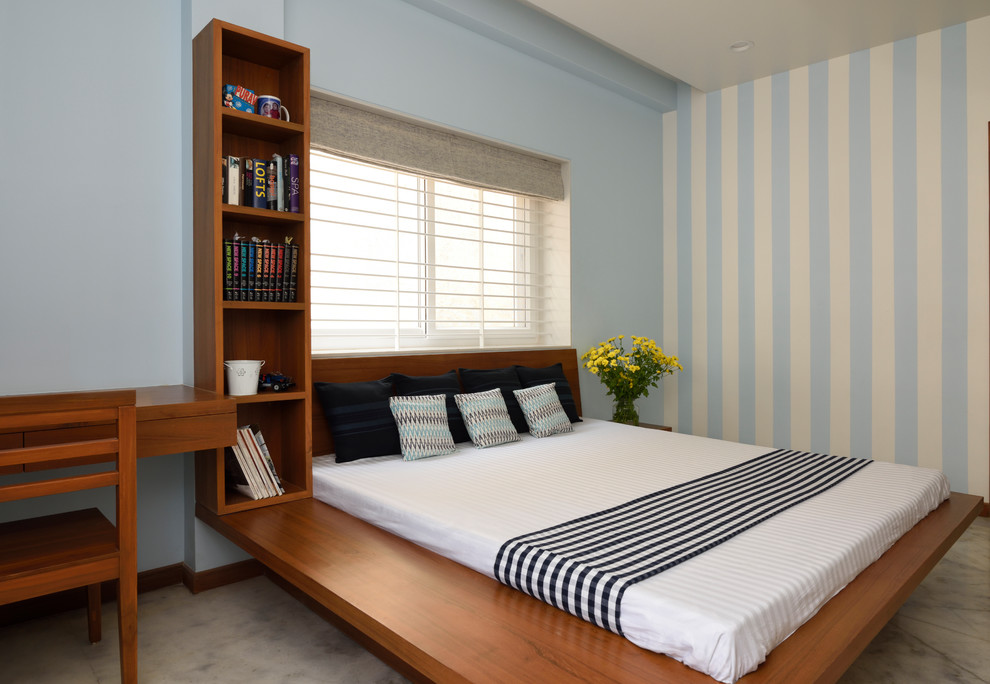 На фото: спальня среднего размера в современном стиле с синими стенами и серым полом