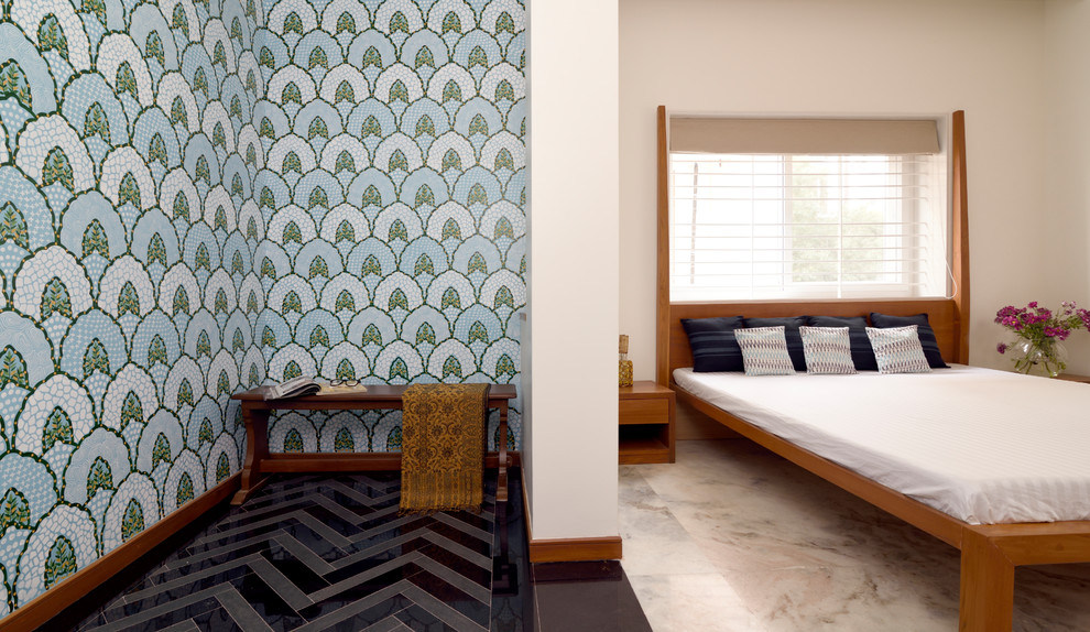 Immagine di una camera da letto contemporanea con pareti bianche e pavimento multicolore