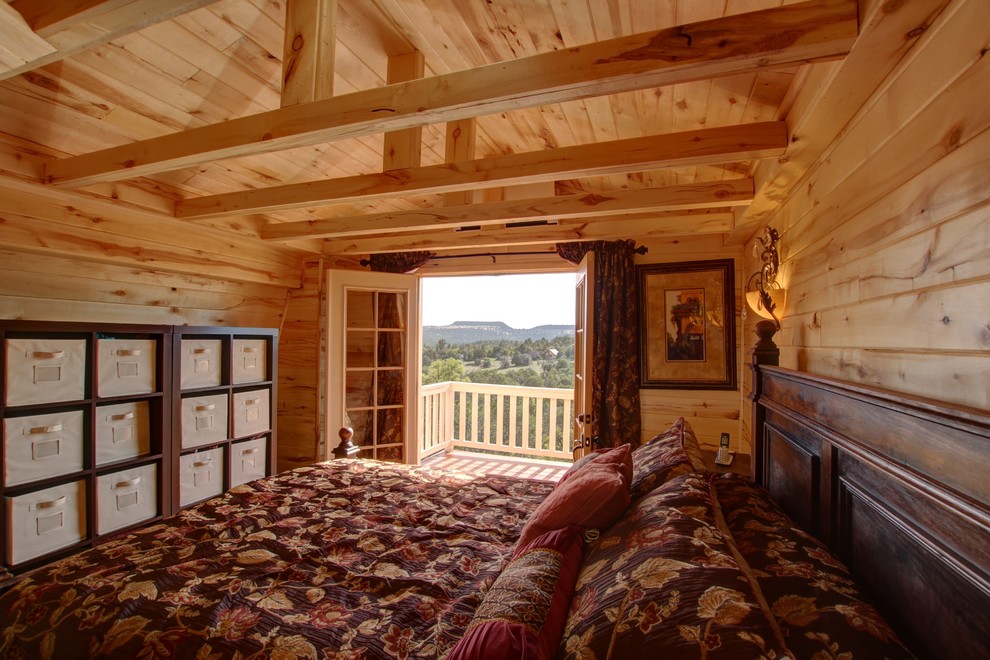 На фото: хозяйская спальня в стиле рустика с темным паркетным полом и коричневым полом