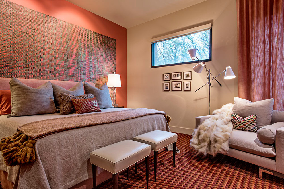 Modelo de habitación de invitados vintage de tamaño medio sin chimenea con paredes beige y moqueta