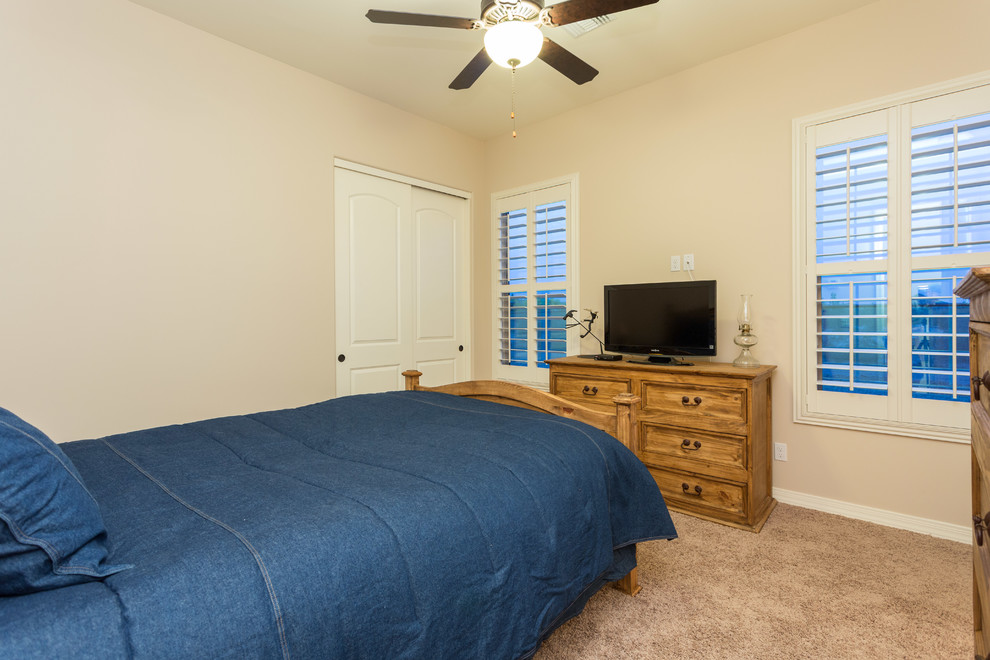 Imagen de habitación de invitados rural de tamaño medio con paredes beige y moqueta
