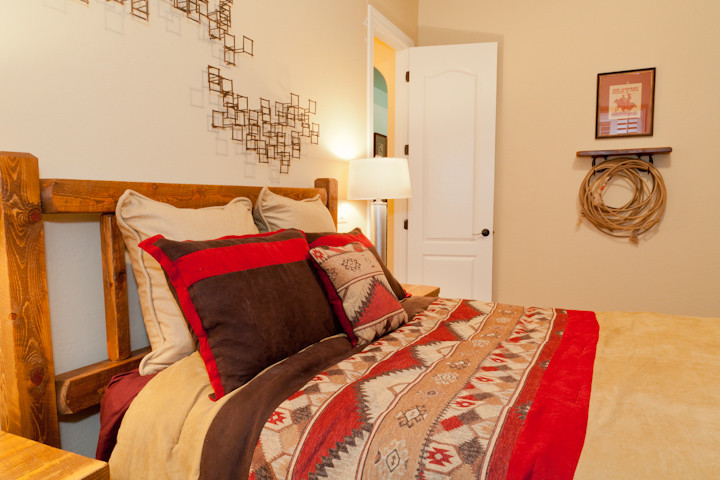 Immagine di una camera da letto stile rurale di medie dimensioni con pareti beige e moquette