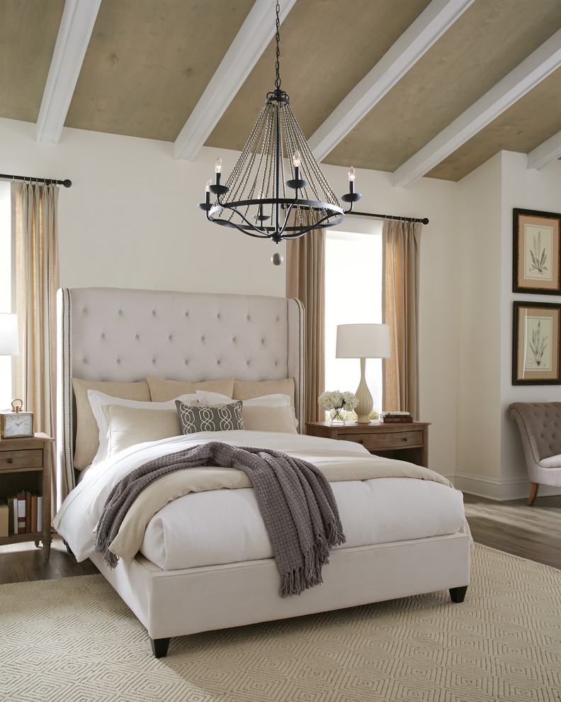Diseño de dormitorio tradicional renovado con paredes blancas, suelo de madera en tonos medios y suelo gris