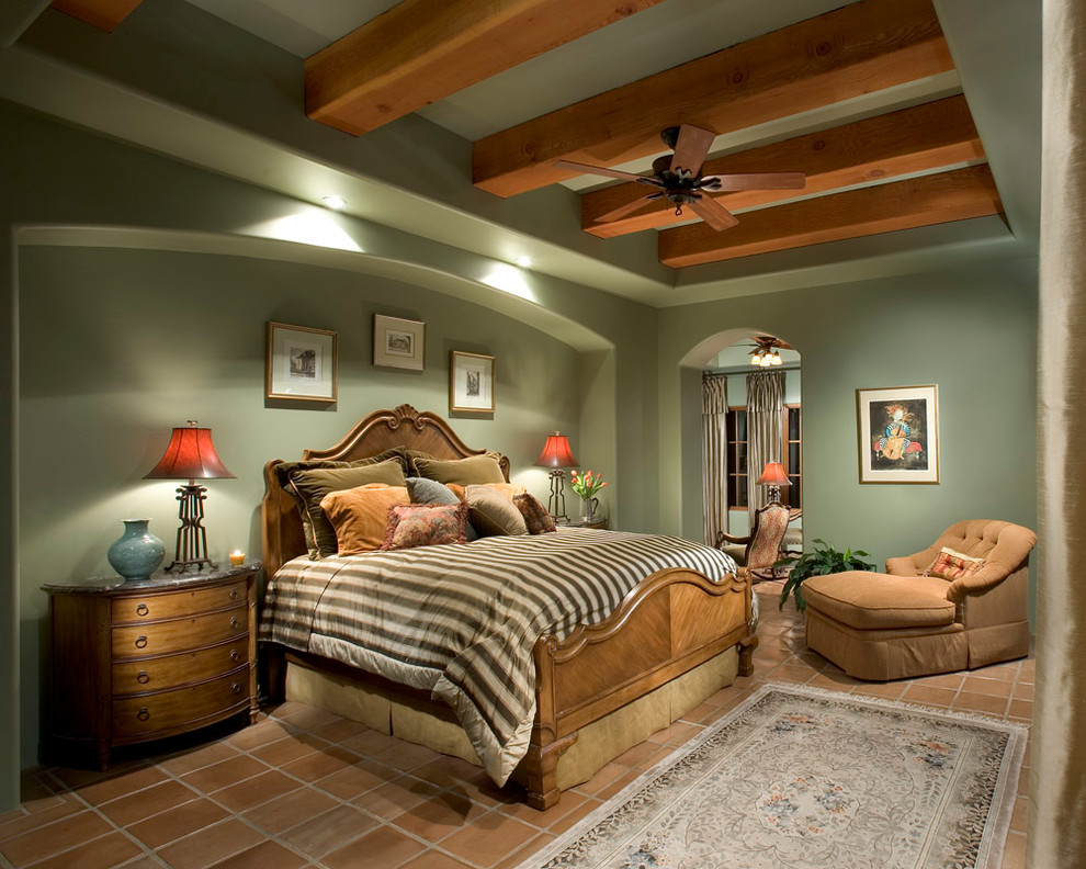 Cette photo montre une chambre d'amis de taille moyenne avec un mur vert et un sol en carrelage de céramique.