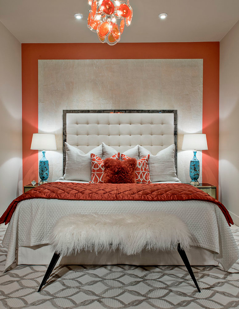 Cette photo montre une chambre parentale tendance avec un mur orange.