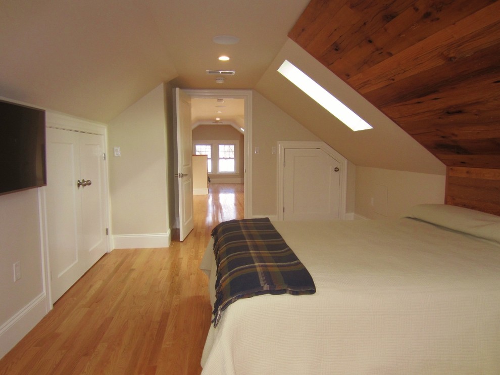 Imagen de dormitorio principal actual pequeño con paredes beige y suelo de madera clara