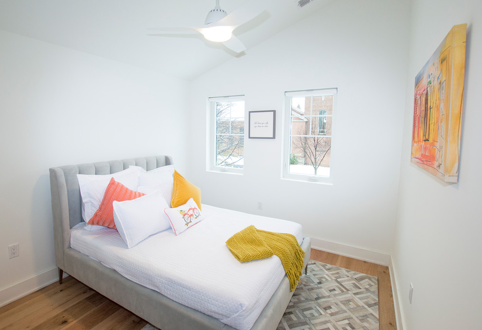На фото: маленькая гостевая спальня (комната для гостей) в современном стиле с белыми стенами, светлым паркетным полом и бежевым полом без камина для на участке и в саду