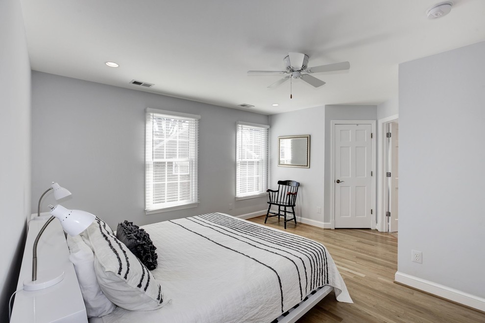 Mittelgroßes Klassisches Schlafzimmer ohne Kamin mit grauer Wandfarbe, hellem Holzboden und beigem Boden in Washington, D.C.