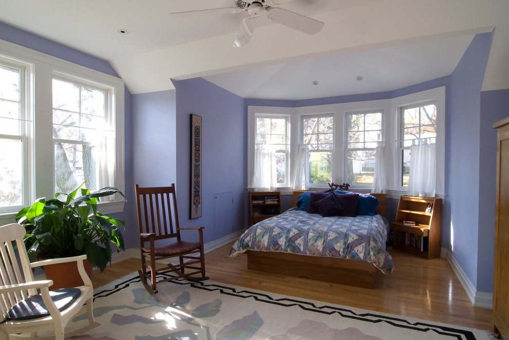 На фото: большая хозяйская спальня в стиле кантри с фиолетовыми стенами и светлым паркетным полом