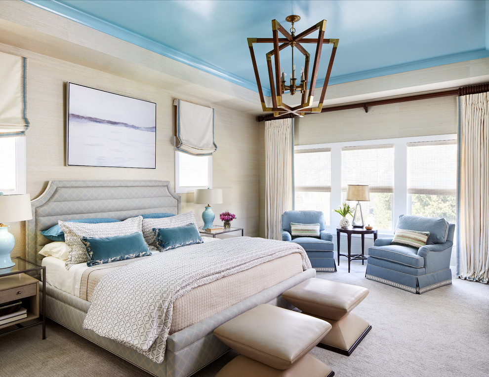 Imagen de dormitorio principal tradicional renovado de tamaño medio sin chimenea con paredes beige, moqueta y suelo gris