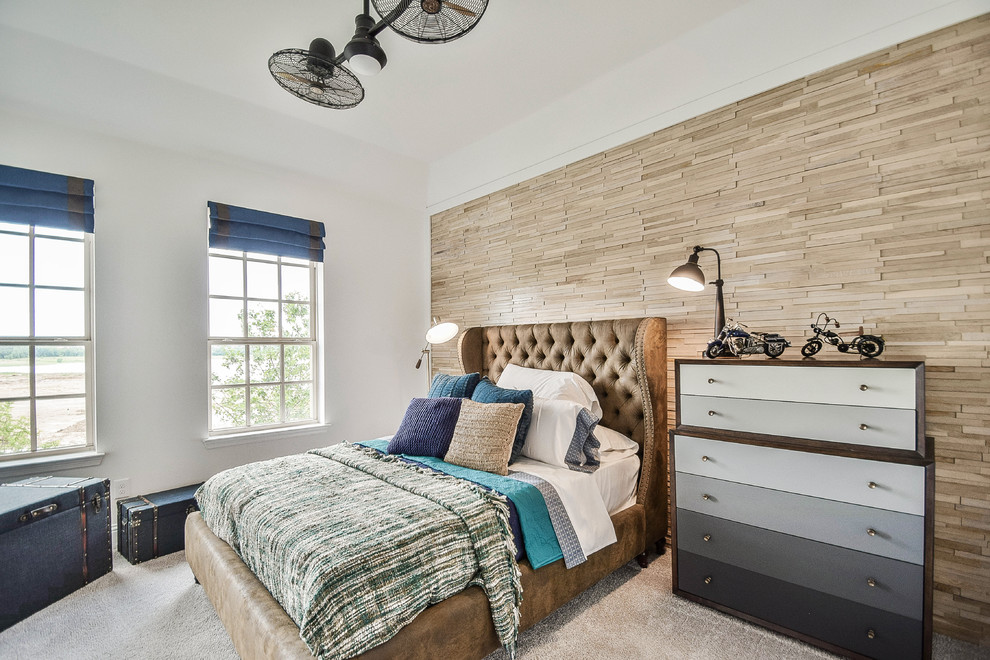 Modelo de habitación de invitados tradicional renovada de tamaño medio con paredes blancas, moqueta y suelo beige