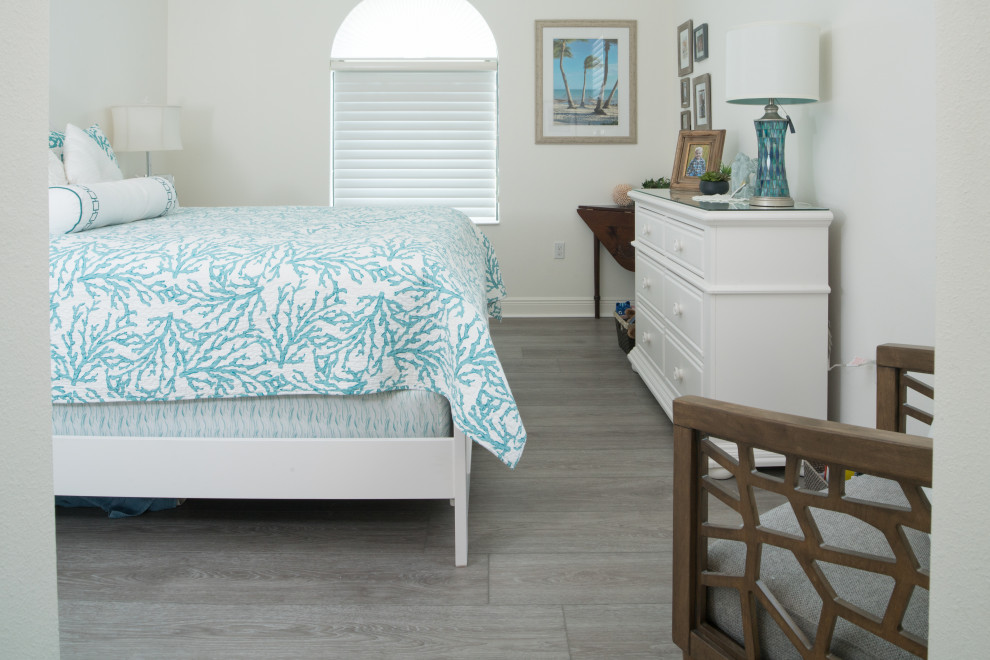 Foto de habitación de invitados marinera de tamaño medio con suelo vinílico y suelo gris