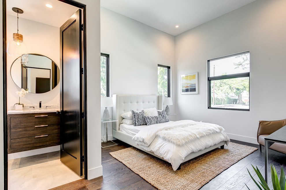 Стильный дизайн: гостевая спальня среднего размера, (комната для гостей) в стиле модернизм с белыми стенами, паркетным полом среднего тона и коричневым полом без камина - последний тренд