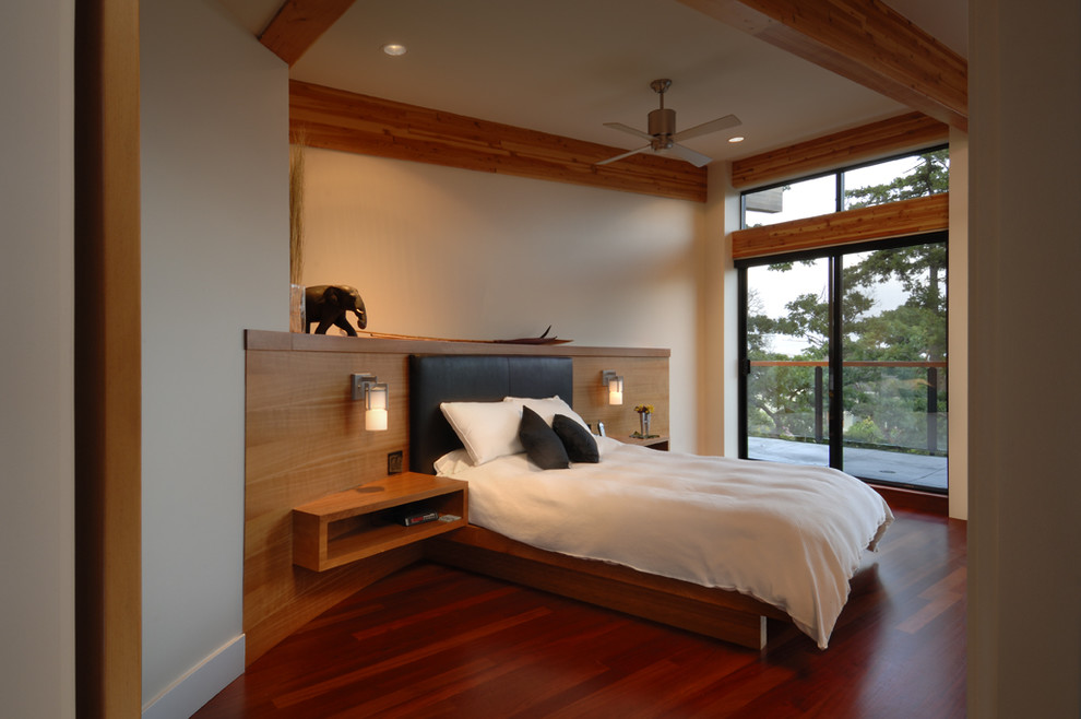 Modernes Schlafzimmer mit beiger Wandfarbe und dunklem Holzboden in Vancouver