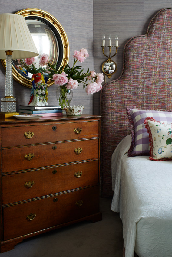 Ejemplo de dormitorio principal clásico de tamaño medio con paredes púrpuras y moqueta