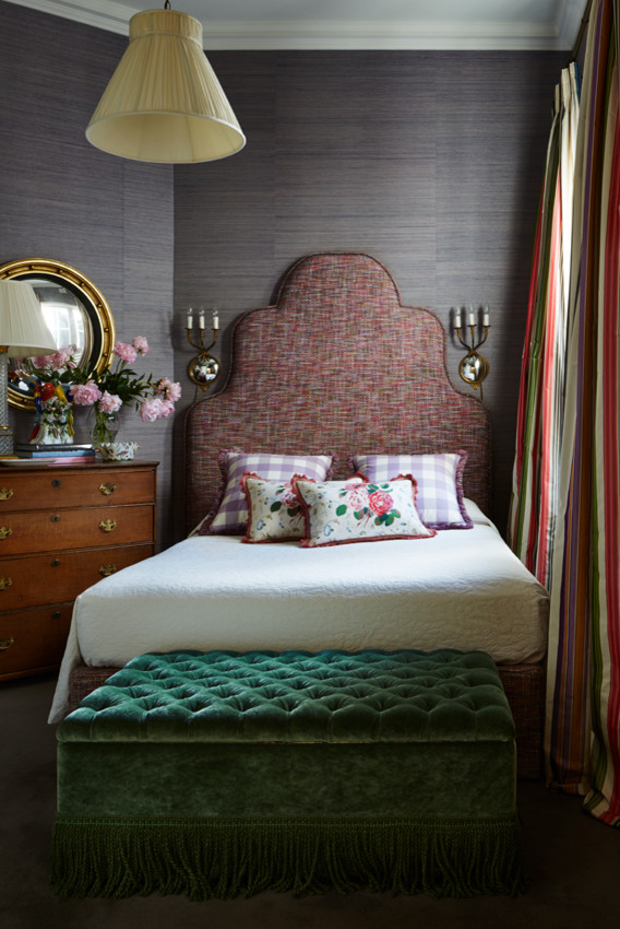 Modelo de habitación de invitados tradicional de tamaño medio con paredes púrpuras y moqueta