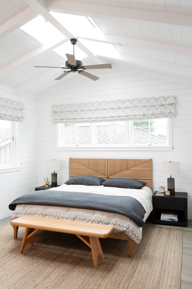 Maritimes Schlafzimmer mit weißer Wandfarbe, braunem Holzboden, braunem Boden, freigelegten Dachbalken, Holzdielendecke, gewölbter Decke und Holzdielenwänden in Santa Barbara