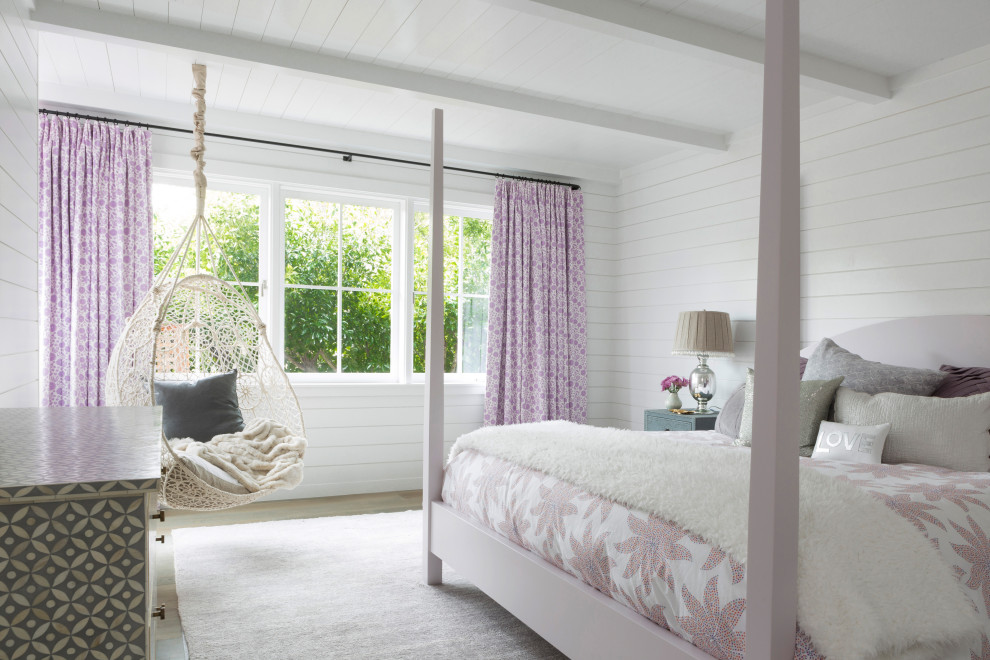 Maritimes Schlafzimmer mit weißer Wandfarbe, braunem Holzboden, braunem Boden, freigelegten Dachbalken, Holzdielendecke und Holzdielenwänden in Santa Barbara