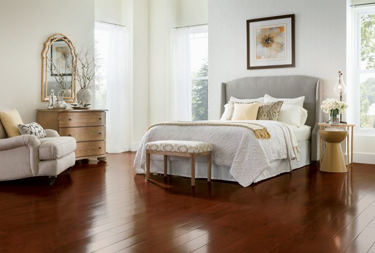 Esempio di una camera da letto stile shabby con pavimento in legno massello medio e pavimento rosso