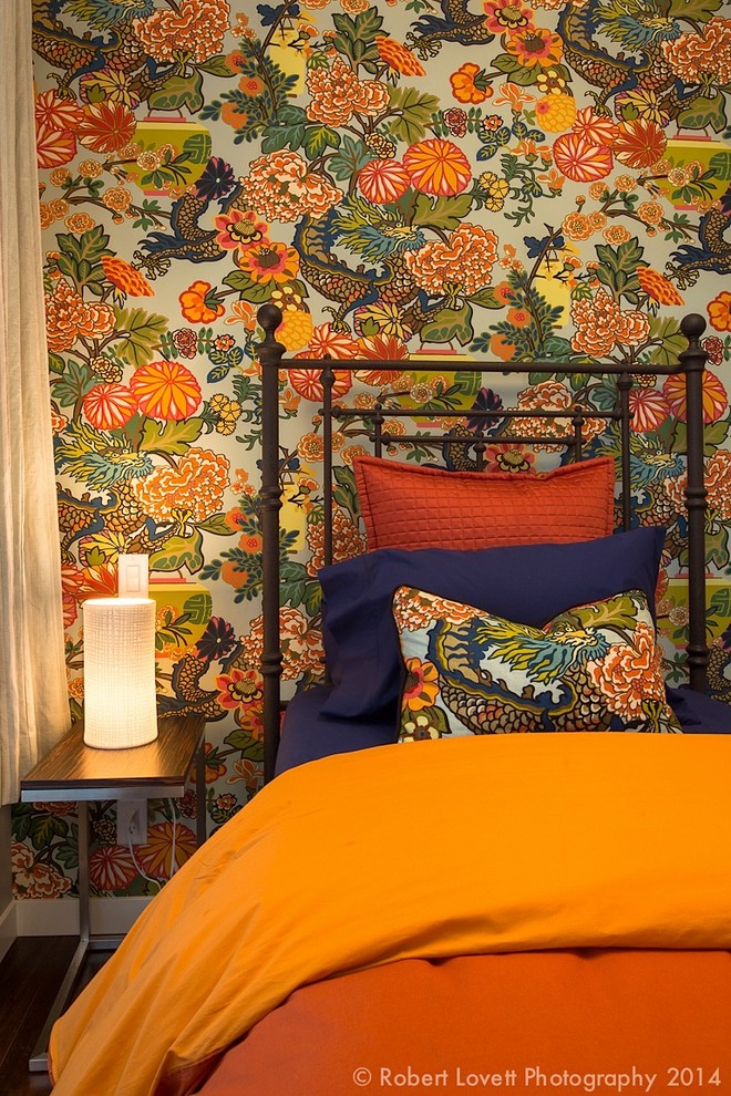 Ispirazione per una piccola camera da letto eclettica con pareti multicolore e pavimento in legno massello medio