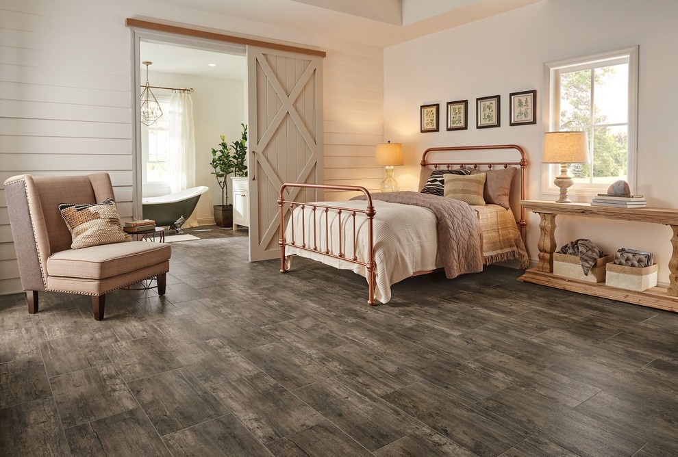 Mittelgroßes Rustikales Hauptschlafzimmer ohne Kamin mit weißer Wandfarbe, dunklem Holzboden und braunem Boden in Orange County