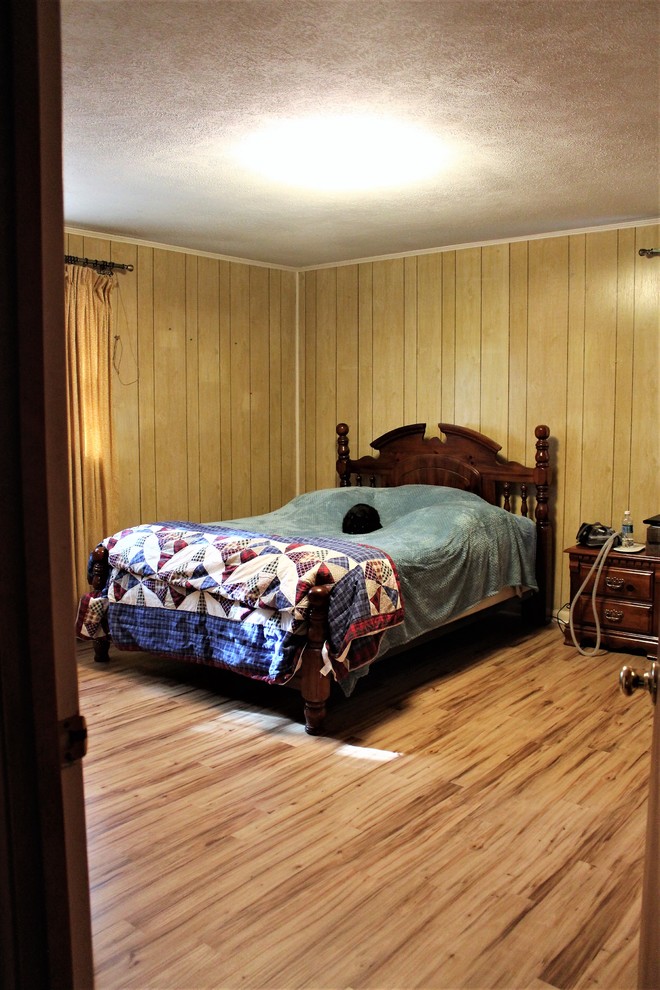 На фото: большая гостевая спальня (комната для гостей) в стиле ретро с желтыми стенами и полом из винила