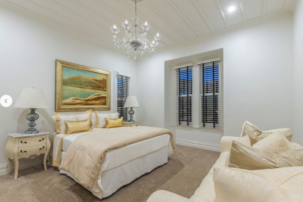 На фото: спальня в классическом стиле с белыми стенами и ковровым покрытием с