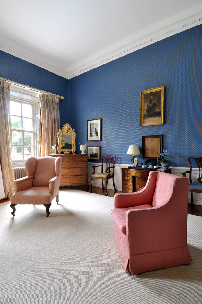 Esempio di una grande camera degli ospiti chic con pareti blu e parquet scuro