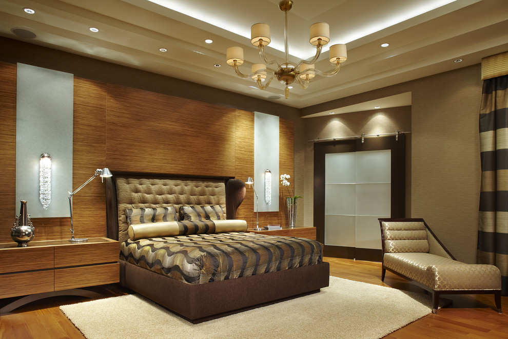 Großes Modernes Hauptschlafzimmer ohne Kamin mit beiger Wandfarbe und braunem Holzboden in Miami