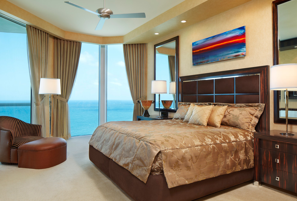 Mittelgroßes Modernes Hauptschlafzimmer mit beiger Wandfarbe und Teppichboden in Miami