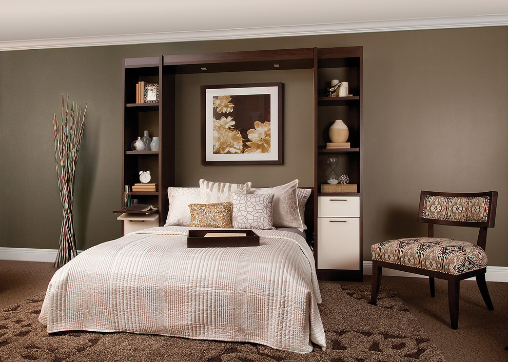 На фото: гостевая спальня среднего размера, (комната для гостей) в классическом стиле с бежевыми стенами и ковровым покрытием без камина с