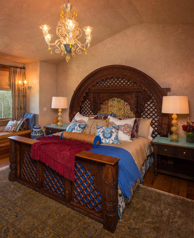 На фото: большая хозяйская спальня в средиземноморском стиле с бежевыми стенами, паркетным полом среднего тона и коричневым полом без камина с
