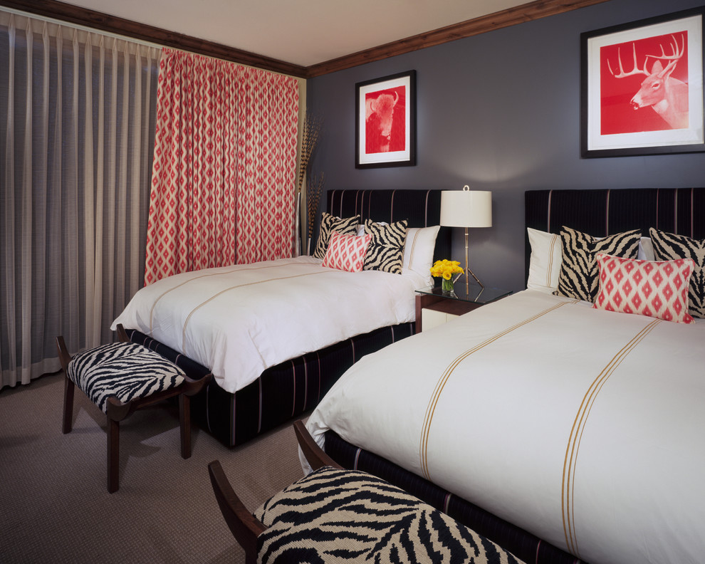 Стильный дизайн: спальня в современном стиле с фиолетовыми стенами, ковровым покрытием, серым полом и тюлем - последний тренд