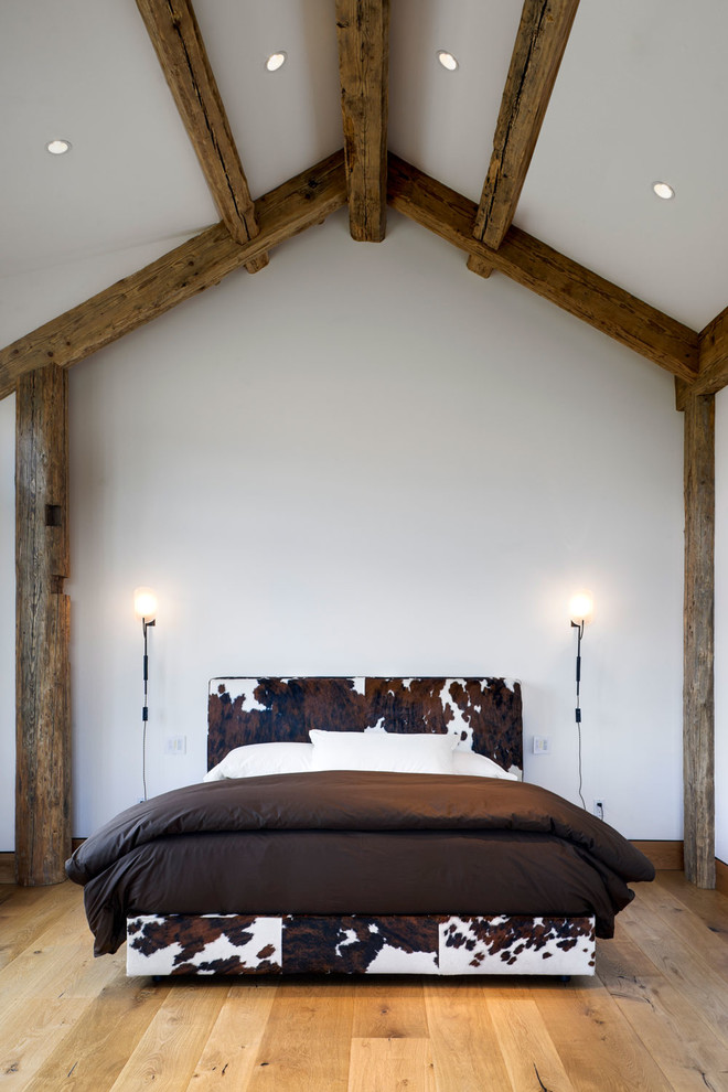 Großes Landhausstil Hauptschlafzimmer ohne Kamin mit weißer Wandfarbe und hellem Holzboden in Denver
