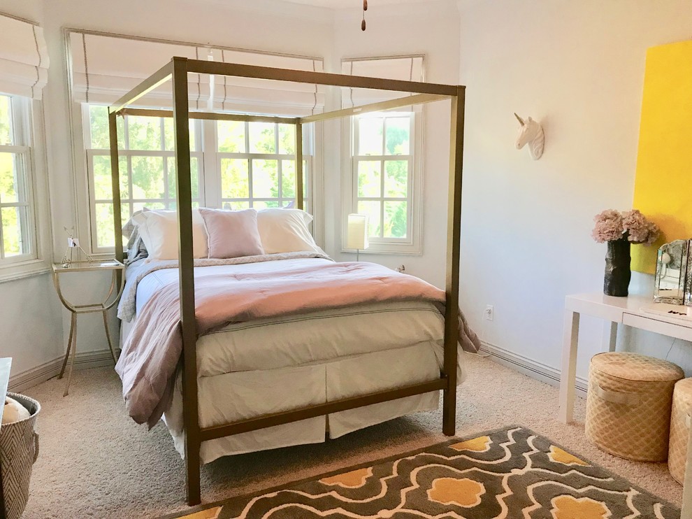 Идея дизайна: маленькая гостевая спальня (комната для гостей) в стиле модернизм с белыми стенами, ковровым покрытием и бежевым полом без камина для на участке и в саду