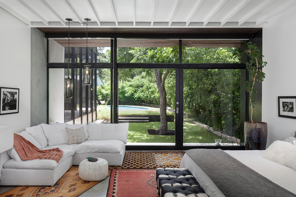 Modernes Hauptschlafzimmer ohne Kamin mit weißer Wandfarbe in Austin