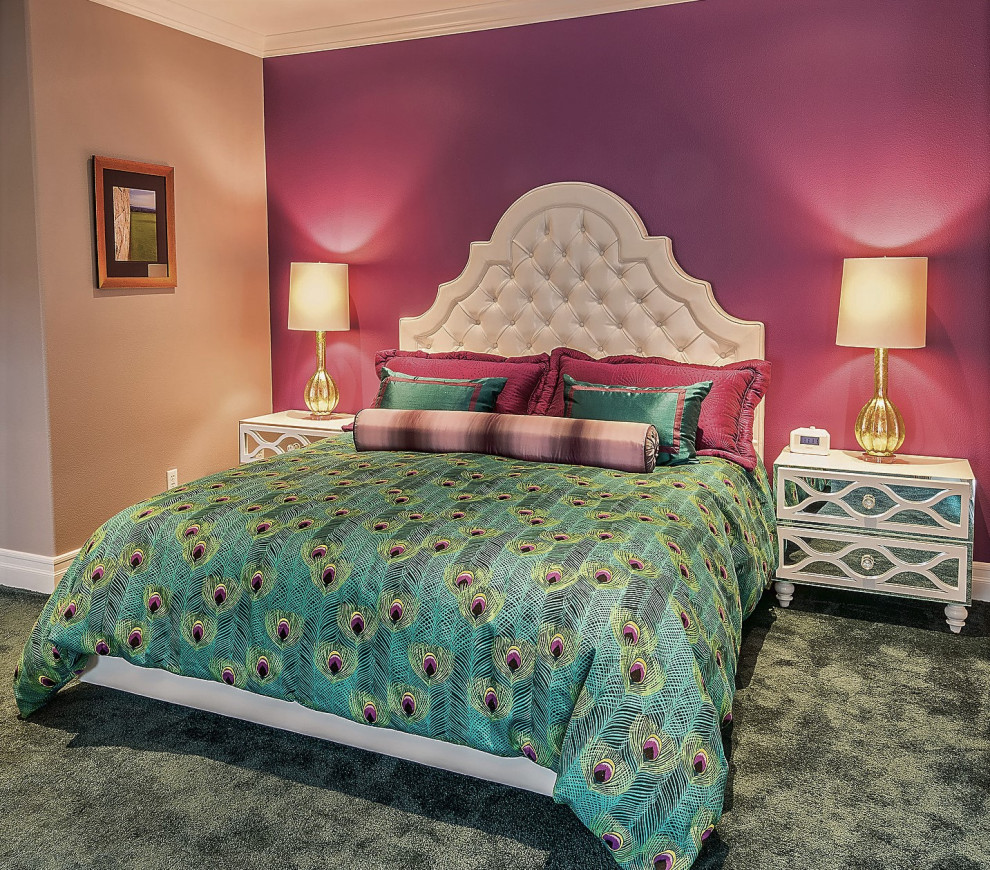 На фото: гостевая спальня среднего размера, (комната для гостей) в стиле неоклассика (современная классика) с ковровым покрытием и зеленым полом
