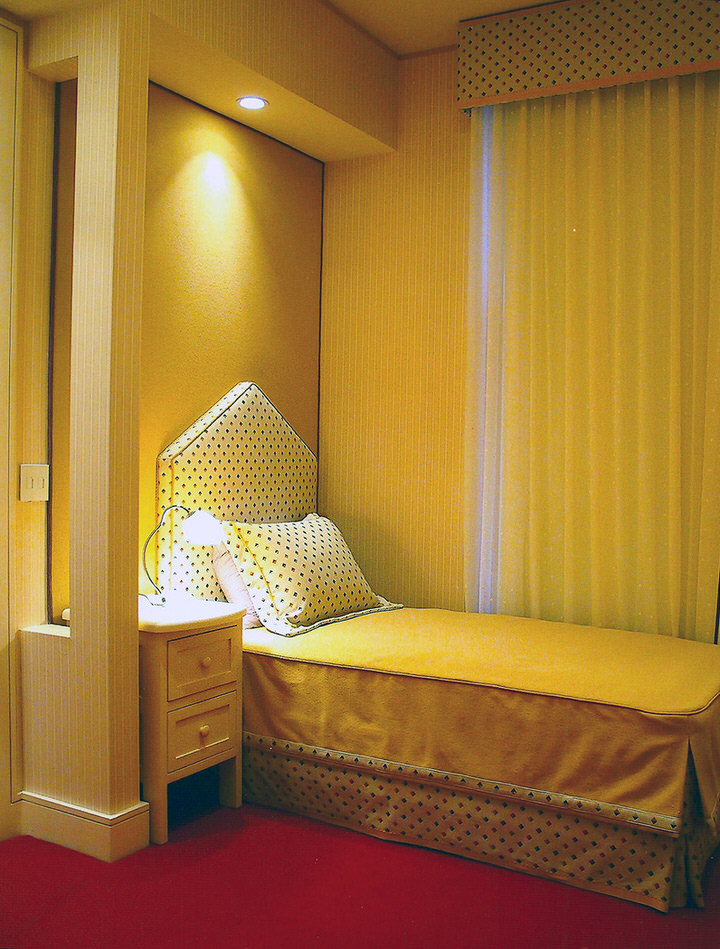 На фото: гостевая спальня среднего размера, (комната для гостей) в стиле неоклассика (современная классика) с ковровым покрытием, желтыми стенами и красным полом