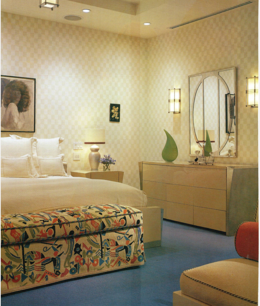 マイアミにある巨大なモダンスタイルのおしゃれな主寝室 (ベージュの壁、カーペット敷き、紫の床)