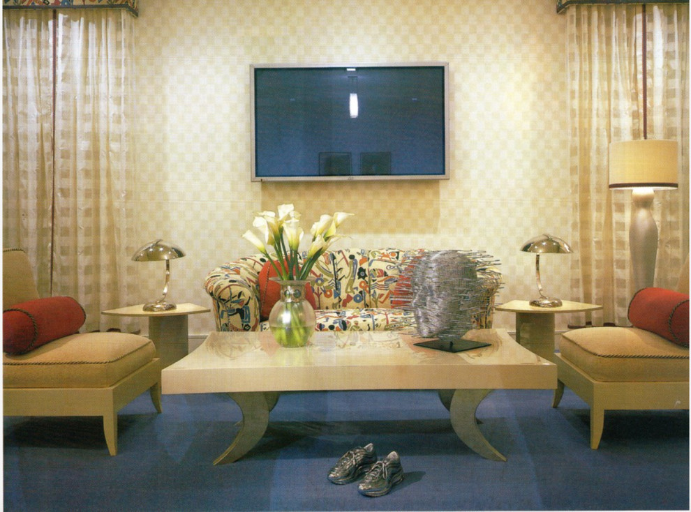 Immagine di una grande camera matrimoniale moderna con pareti beige, moquette e pavimento viola
