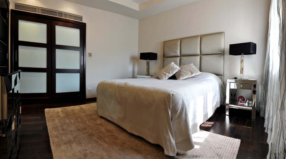 Свежая идея для дизайна: хозяйская спальня среднего размера в современном стиле с бежевыми стенами, полом из фанеры и коричневым полом - отличное фото интерьера