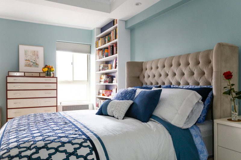 Ispirazione per una camera matrimoniale minimalista di medie dimensioni con pareti blu, pavimento in legno massello medio e nessun camino