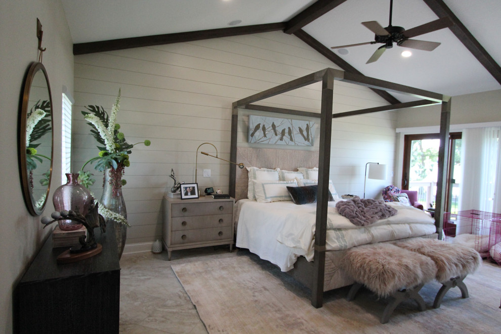 Ejemplo de dormitorio rústico grande con suelo de baldosas de cerámica, suelo multicolor, vigas vistas y machihembrado
