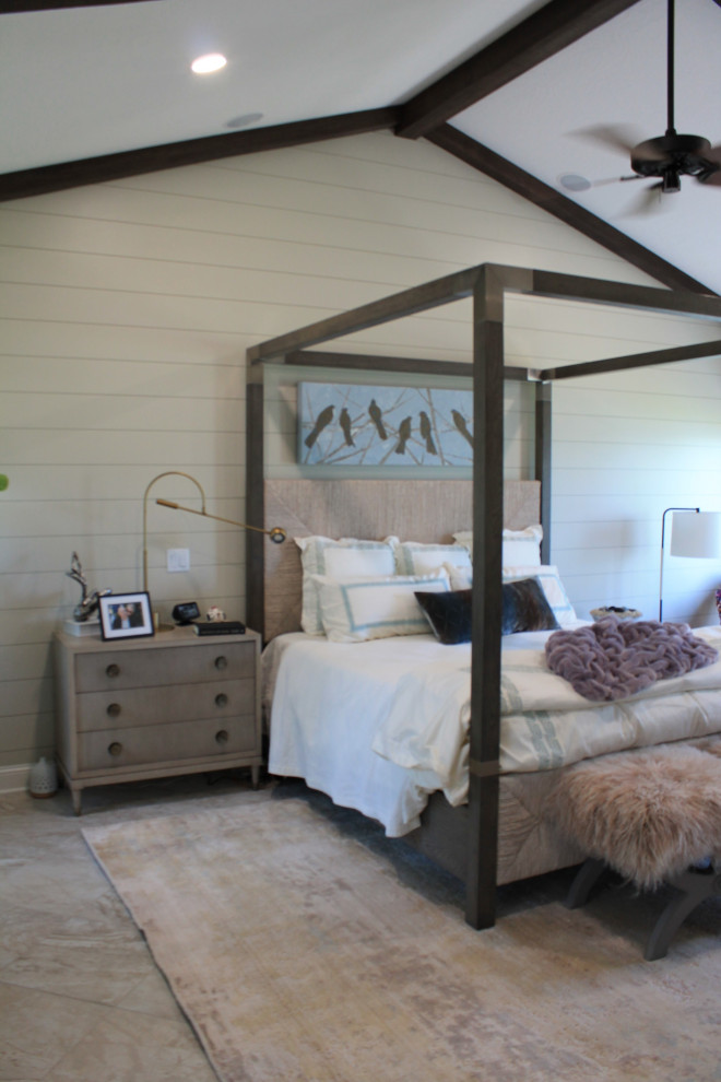 Стильный дизайн: большая хозяйская спальня в стиле рустика с бежевыми стенами, полом из керамической плитки, разноцветным полом, балками на потолке и стенами из вагонки - последний тренд