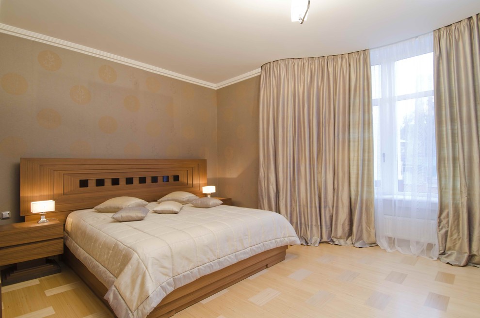 Idee per una grande camera matrimoniale bohémian con pareti multicolore, parquet chiaro e pavimento beige