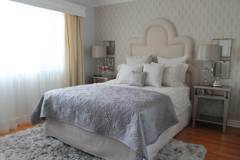 Diseño de dormitorio principal clásico renovado sin chimenea con paredes grises y suelo de madera clara