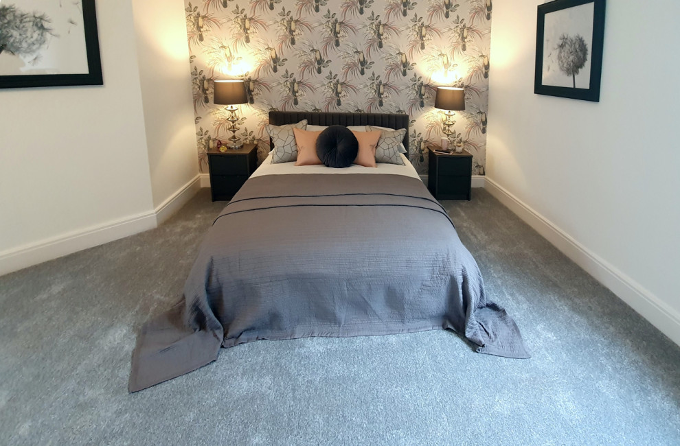 Пример оригинального дизайна: огромная хозяйская спальня в современном стиле с серыми стенами, ковровым покрытием, серым полом и обоями на стенах